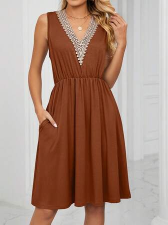 蕾絲拼接V領連衣裙