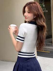 DAZY Sọc trang trí Chi tiết Patched thư Cổ Polo Áo đan Crop - trắng - Xem 2