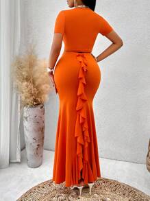 SHEIN Slayr 素色T恤&荷葉邊半身裙