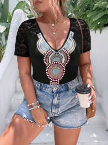 SHEIN LUNE 大碼幾何印花蕾絲拼接插肩袖連體衣 - 黑色 - 查看 1