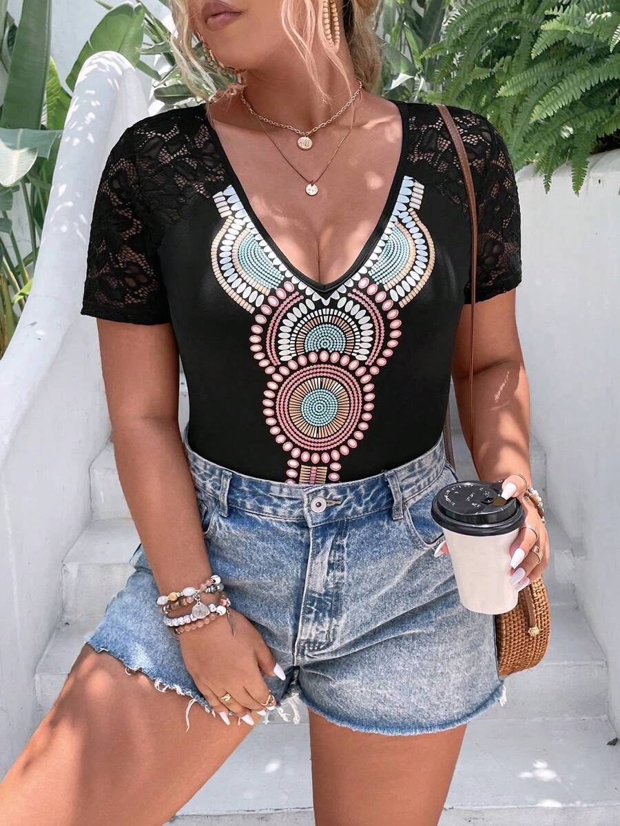 SHEIN LUNE 大碼幾何印花蕾絲拼接插肩袖連體衣 - 黑色 - 查看 1