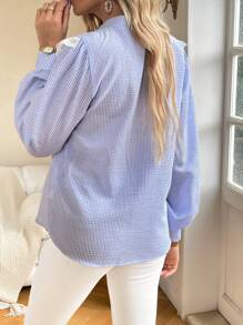 SHEIN Clasi In sọc Viền Ruffle Nút phía trước Áo sơ mi - Màu xanh lam - Xem 2