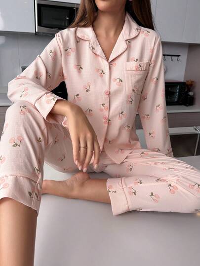 CottageSlumber Conjunto de pijama con estampado de cerezas y ribete de contraste / Conjunto de pijama Temporada festiva Esplendor floral abundante Detalles acogedores y elegantes, Ropa de otoño