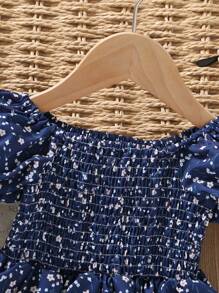 SHEIN 年轻女孩夏季假日碎花连衣裙，方形领口、泡泡袖、腰带和 A 字裙，适合度假和日常穿着。