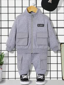 SHEIN 男嬰字母補丁細節翻蓋口袋夾克和運動褲不帶T恤 - 淺灰色 - 查看 4