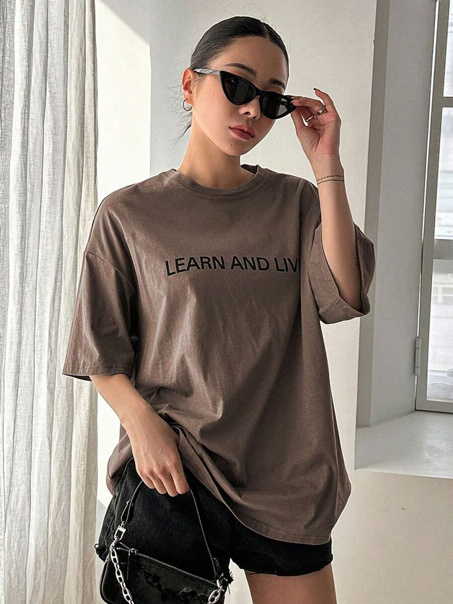 DAZY Đồ họa Khẩu hiệu Áo thun Thả vai - Cà phê nâu - Xem 1