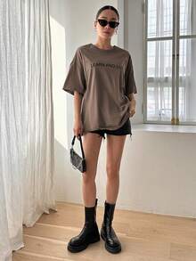 DAZY Đồ họa Khẩu hiệu Áo thun Thả vai - Cà phê nâu - Xem 3