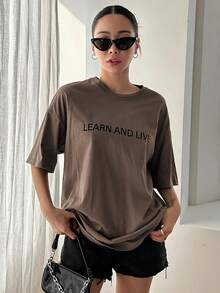DAZY Đồ họa Khẩu hiệu Áo thun Thả vai - Cà phê nâu - Xem 5