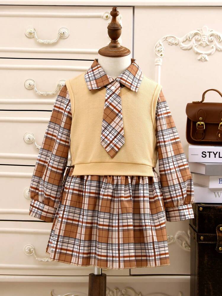 Jeune Fille À Carreaux Chemise & Jupe Plissée & Gilet & Nœud Papillon