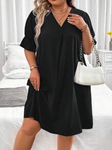 Calvaya 大碼素色喇叭袖直筒洋裝 - 黑色 - 查看 4