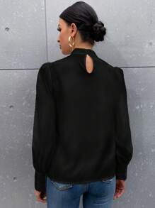 Chiquease 繫帶領燈籠袖緞面襯衫 - 黑色 - 查看 2