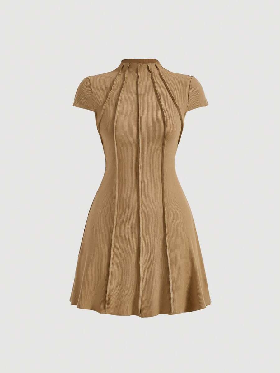 SHEIN MOD 小高領接縫細節洋裝 - 卡其色 - 查看 1