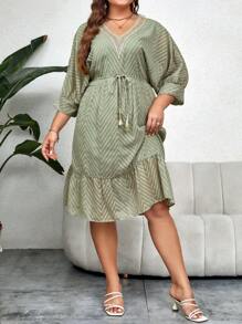 SHEIN Frenchy 大碼鋸齒形印花蝙蝠袖荷葉邊繫腰帶洋裝 - 綠色 - 查看 1