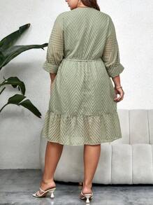 SHEIN Frenchy 大碼鋸齒形印花蝙蝠袖荷葉邊繫腰帶洋裝 - 綠色 - 查看 2