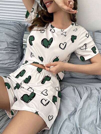 Conjunto de pijama con camiseta y shorts con estampado de corazón