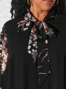 SHEIN CURVE+ 大碼印花繫帶領襯衫 - 黑色 - 查看 3