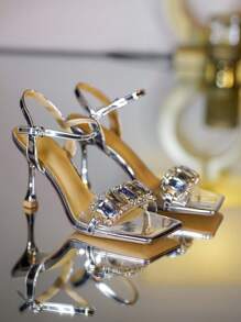 Sandalias de tacón piramidal con decoración de rhinestones metálicos para mujeres, sandalias glamorosas con correa de tobillo de PVC para fiesta y San Valentín - Plateado - Ver 4