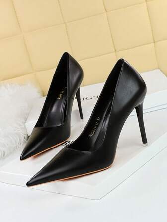 Pumps mit spitzem Zehenbereich