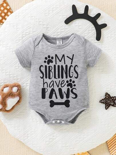 SHEIN Baby Infants All-Match Letter Print Crew Neck Short Sleeve Bodysuit, Soft Comfortable Knitwear Fabric, Casual Everyday Wear, Suitable For Spring & Summer