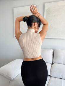 SHEIN SXY 高領不對稱下擺短款背心針織上衣 - 米色 - 查看 2