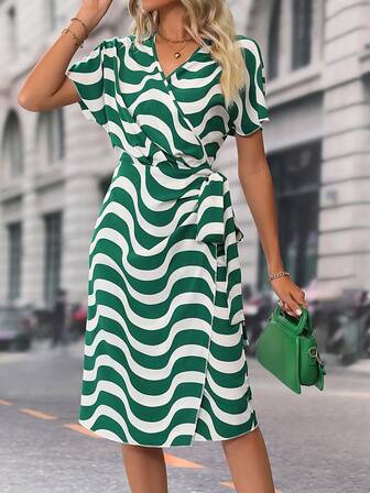 SHEIN Privé 波浪線圖案蝙蝠袖側打結圍裹式連衣裙