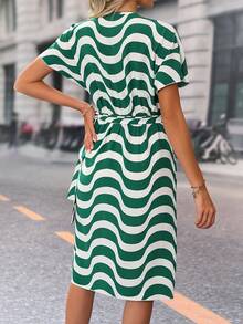 SHEIN Privé 波浪線圖案蝙蝠袖側打結圍裹式連衣裙 - 綠色 - 查看 2