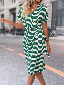 SHEIN Privé 波浪線圖案蝙蝠袖側打結圍裹式連衣裙 - 綠色 - 查看 5