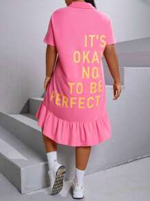 SHEIN Unity Plus Summer 标语图案荷叶边下摆罩衫连衣裙 - 玫紅色 - 查看 1