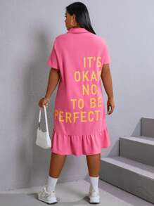 SHEIN Unity Plus Summer 标语图案荷叶边下摆罩衫连衣裙 - 玫紅色 - 查看 5