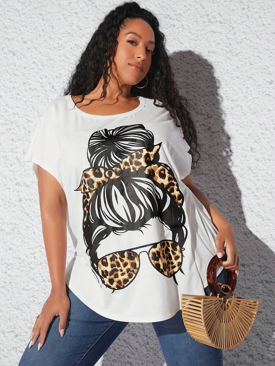 SHEIN CURVE+ 大碼豹紋&人像圖案蝙蝠袖弧形下擺T恤 - 白色 - 查看 1