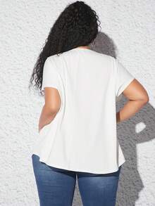 SHEIN CURVE+ 大碼豹紋&人像圖案蝙蝠袖弧形下擺T恤 - 白色 - 查看 2