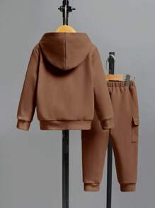 SHEIN 男小童字母貼布袋鼠口袋保暖連帽衫和運動褲 - 咖啡棕 - 查看 2