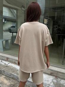 DAZY con estampado de letra Camiseta de hombros caídos & de cintura con cordón Shorts - Beis - Ver 2