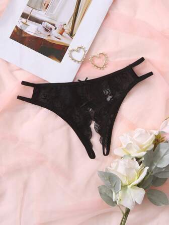 مفروشات داخلية بحزام منسوج بزخارف زهرية