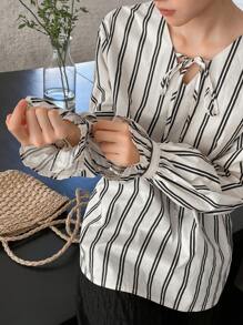 DAZY 條紋圖案繫帶領喇叭袖襯衫 - 米色 - 查看 1