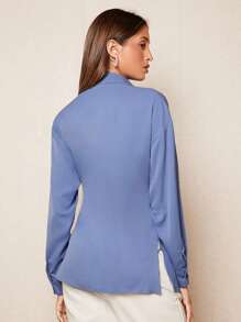 BizChic Camisa unicolor con botón delantero con nudo lateral bajo cruzado - Azul - Ver 2