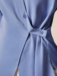 BizChic Camisa unicolor con botón delantero con nudo lateral bajo cruzado - Azul - Ver 8