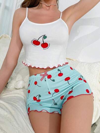 Conjunto de pijama con top de tirantes con estampado de cerezas y ribete de lechuga, y shorts