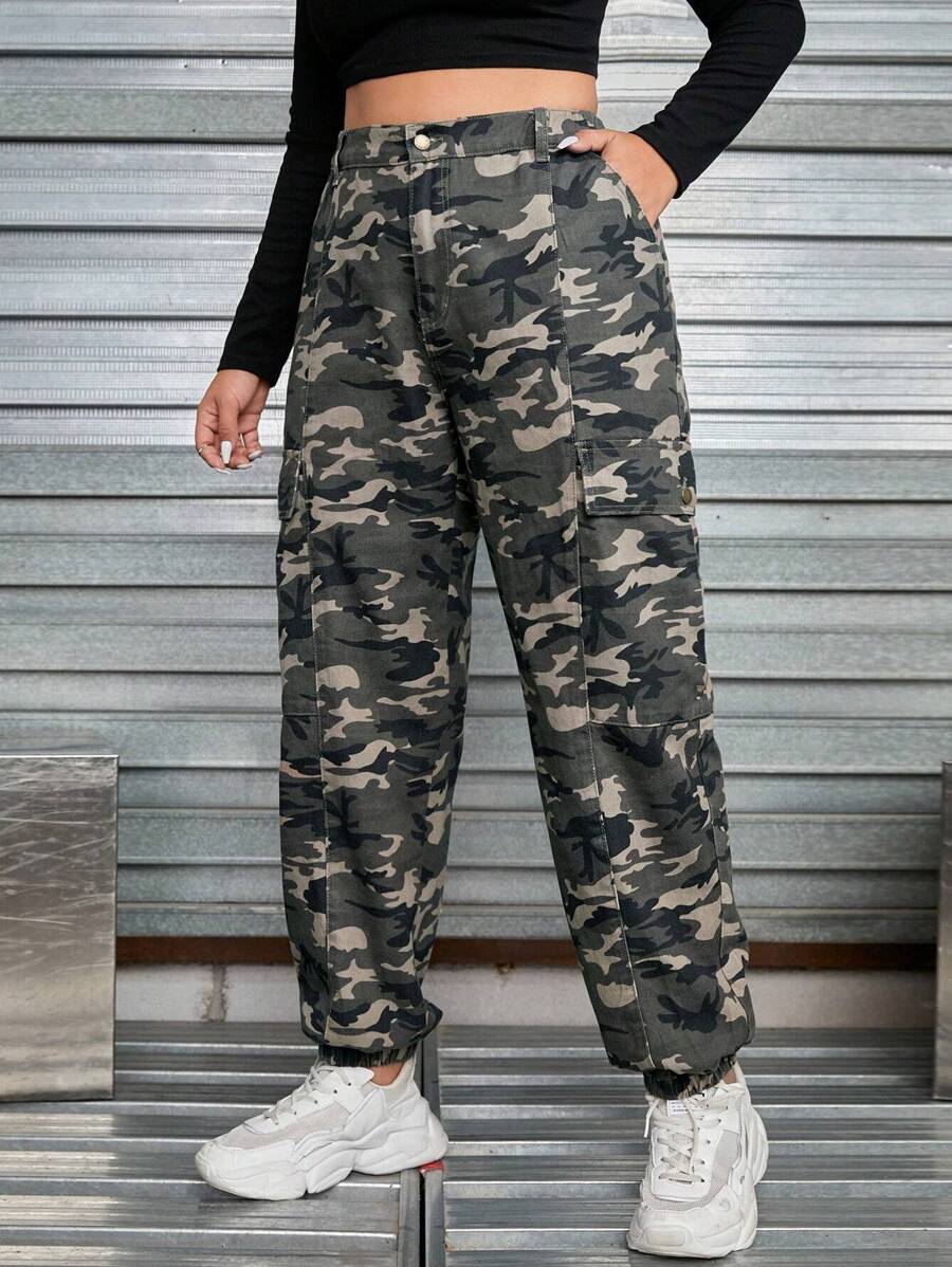 SHEIN EZwear بنطلون جينز كارجو طباعة مموه جيب جانبي قلاب مقاس كبير