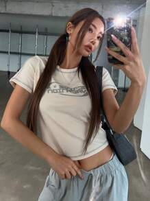 DAZY Camiseta corta con gráfico de letra Y2K - Beis - Ver 8