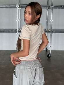 DAZY Camiseta corta con gráfico de letra Y2K - Beis - Ver 2