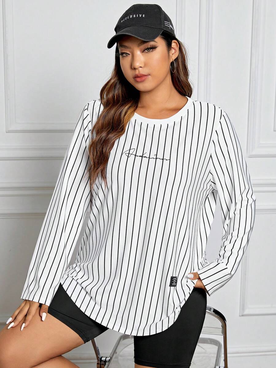 SHEIN EZwear Hơn Đồ họa sọc & chữ Chi tiết được vá Curved Hem Áo thun - Đen và trắng - Xem 1