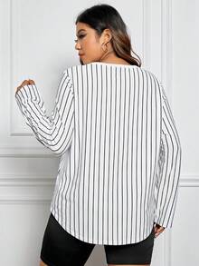 SHEIN EZwear Hơn Đồ họa sọc & chữ Chi tiết được vá Curved Hem Áo thun - Đen và trắng - Xem 2