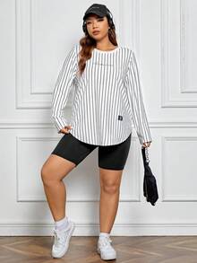SHEIN EZwear Hơn Đồ họa sọc & chữ Chi tiết được vá Curved Hem Áo thun - Đen và trắng - Xem 3