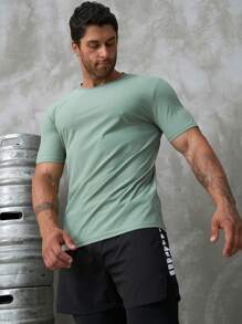 Manfinity Sport Corelite 男士反光字母圖形運動T恤運動上衣