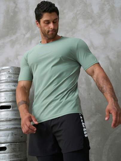 Manfinity Sport Corelite 男士反光字母圖形運動T恤運動上衣