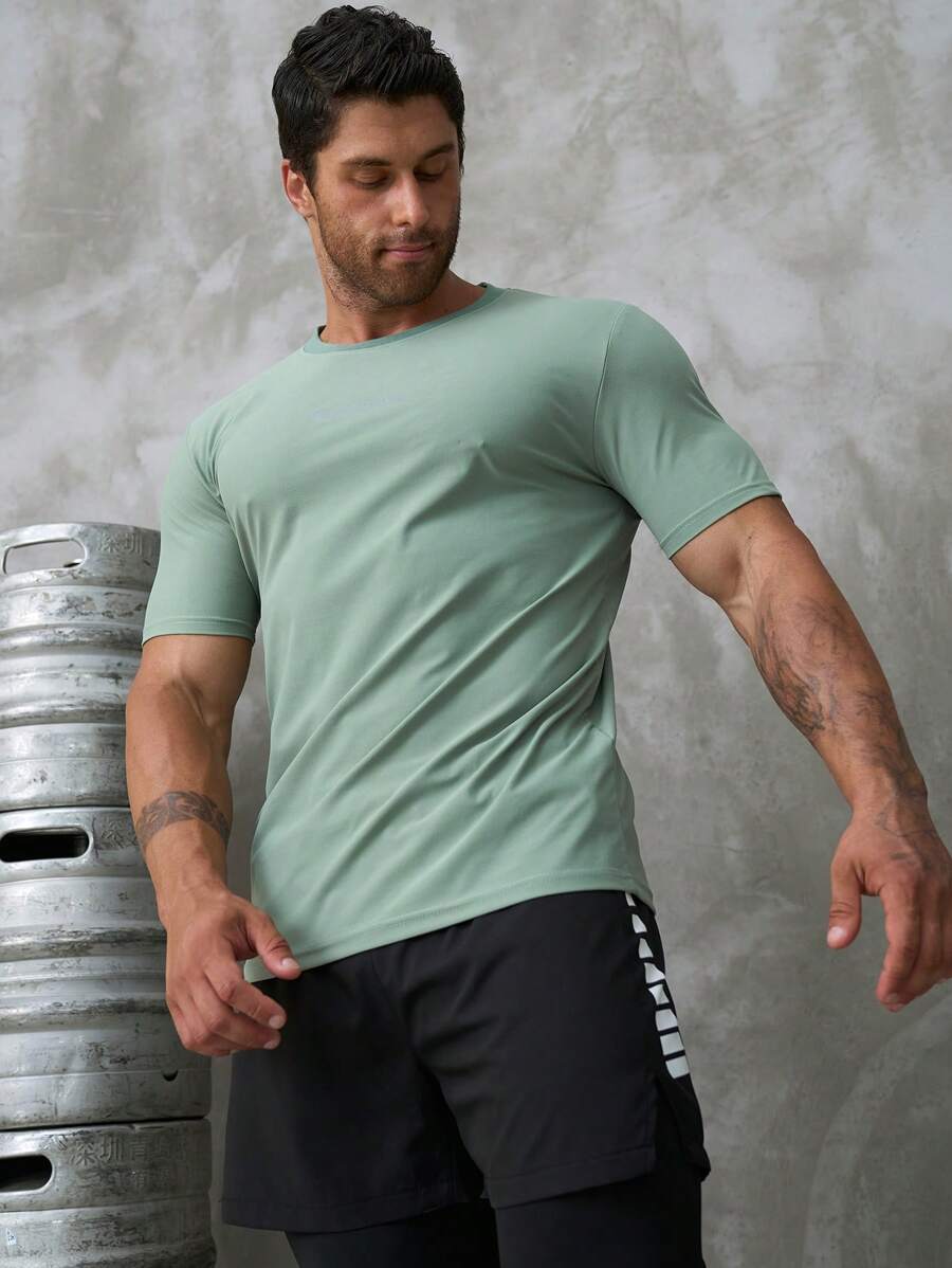 Manfinity Sport Corelite 男士反光字母圖形運動T恤運動上衣