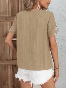 SHEIN VCAY 蕾絲拼接V領襯衫 - 卡其色 - 查看 2