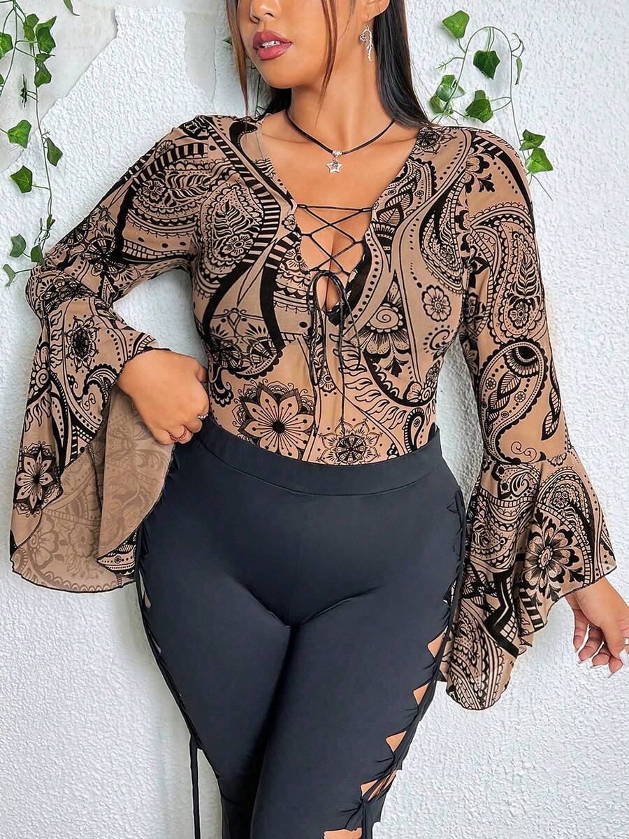 Flirla 大碼佩斯利印花前繫帶荷葉袖上衣 - 鏽棕色 - 查看 1