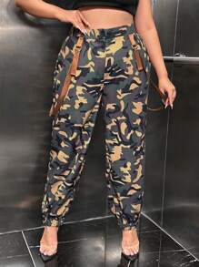 SHEIN SXY Talla grande Pantalones con estampado de camuflaje con diseño con hebilla con bolsillo con solapa - Verde militar - Ver 3